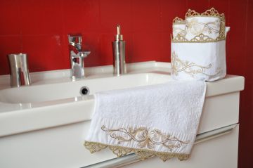 Pannier salle de bain brodé blanc