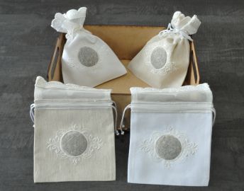 Sachet brodé blanc 12x17 avec lavande