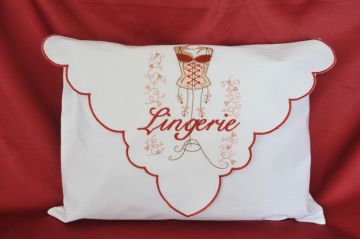 Enveloppe lingerie blanche guépière brodée 