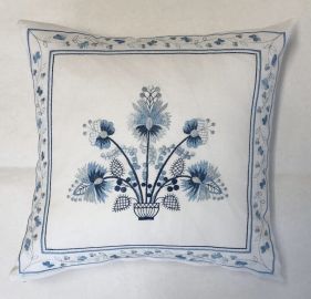 Housse de coussin brodée blanche 43x43 pot et fleurs bleus
