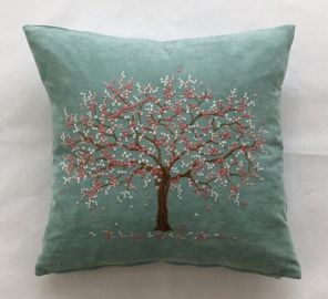 Housse de coussin  brodée amandier 43x43 ciel